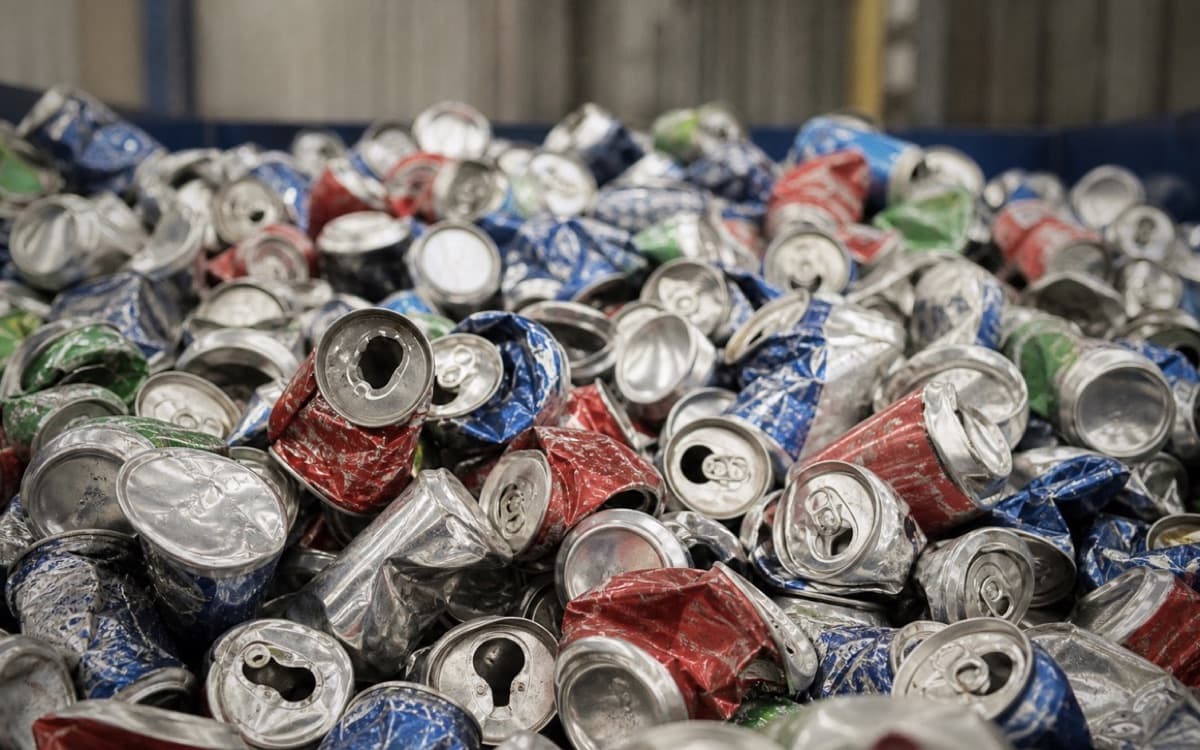 Loose crushed and dented used aluminium beverage cans